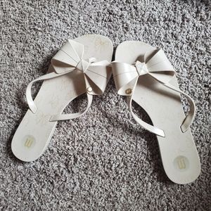 Bow flip flop